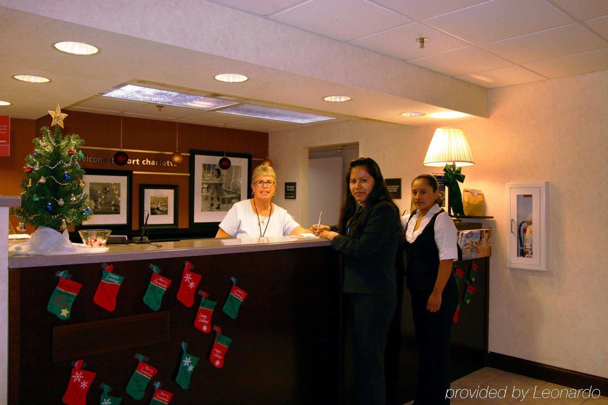 Hampton Inn Порт Шарлът Интериор снимка